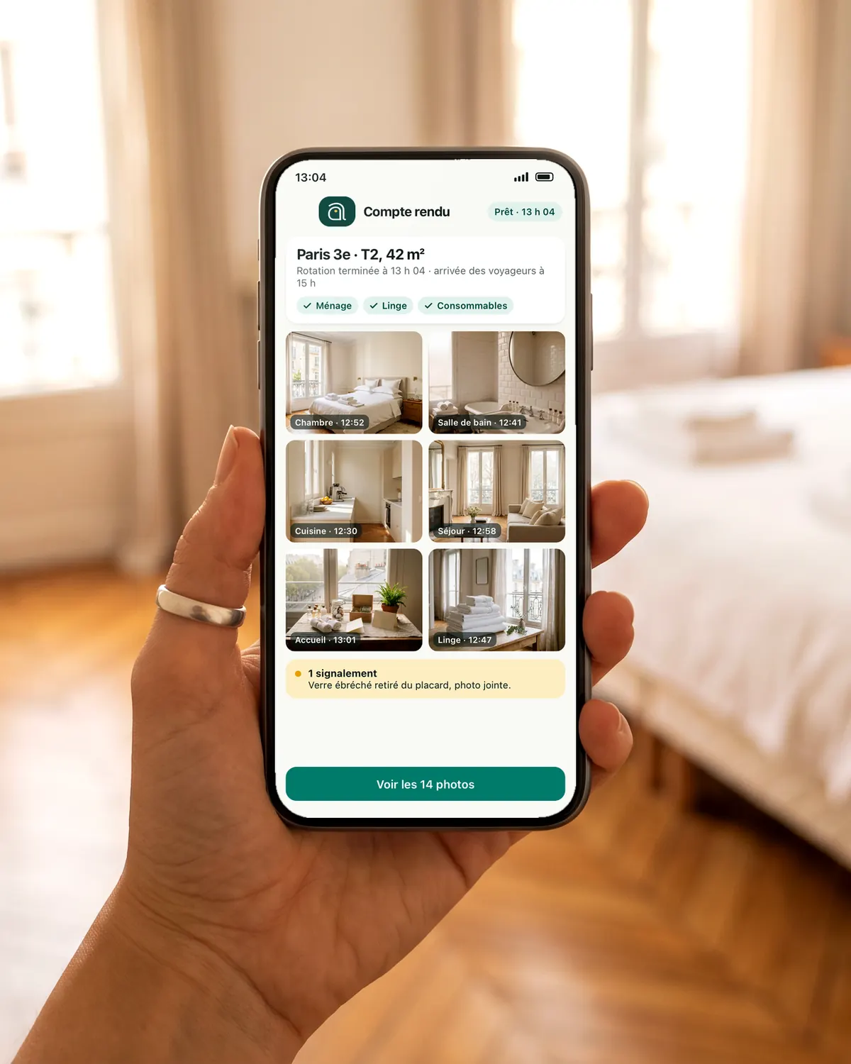 Illustration : téléphone affichant le compte rendu photo d’une rotation, devant une chambre parisienne prête pour les voyageurs